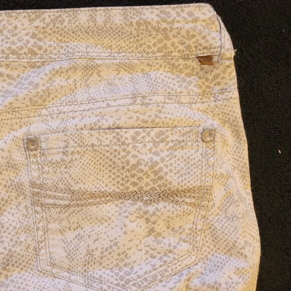 Almost Famous Grey and White Animal Print Jeans - Picture 4 of 9